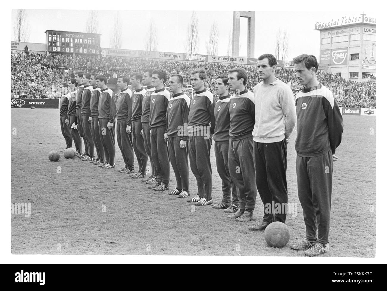 FC Sion - FC Servette 2:1--- Schweizer Cupfinale 1965: Mannschaft des FC Servette#Swiss Cup Finale 1965: Mannschaft des FC Servette-RDB VON DUKAS Stockfoto