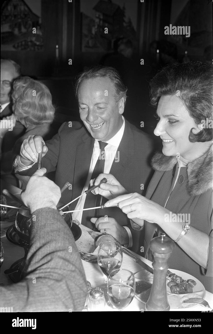 In Restaurant--- Showmaster Lou van Burg und Sängerin Angèle Durand, Zürich 1962#TV-Moderator Lou van Burg und Sängerin Angele Durand, Zürich 1962- RDB VON DUKAS Stockfoto