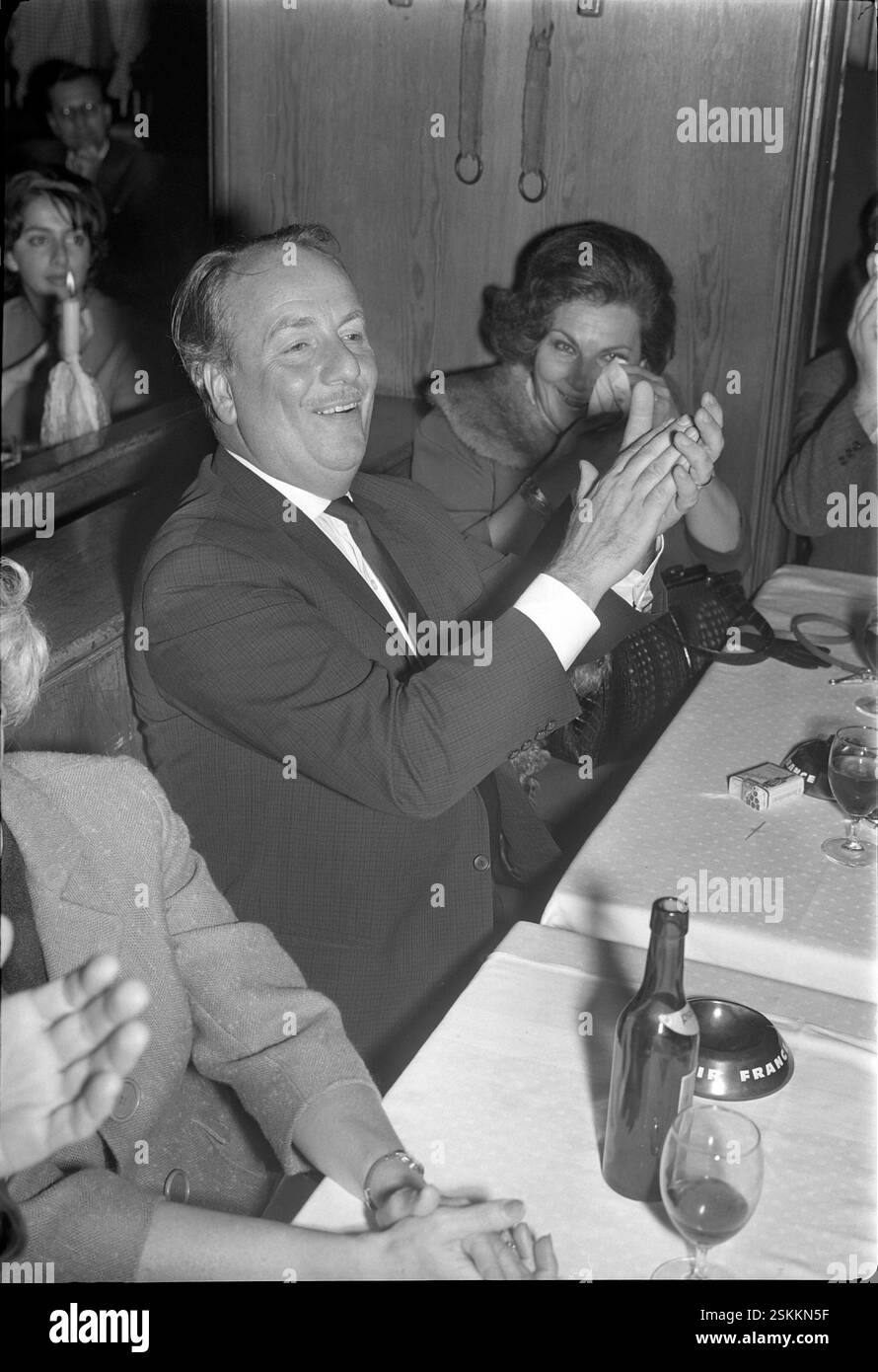 In Restaurant--- Showmaster Lou van Burg und Sängerin Angèle Durand, Zürich 1962#TV-Moderator Lou van Burg und Sängerin Angele Durand, Zürich 1962- RDB VON DUKAS Stockfoto