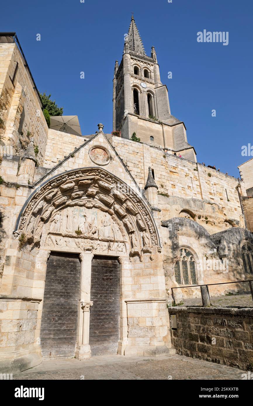 Die monolithische Kirche und der Glockenturm, Saint-Emilion, Departement Gironde, Nouvelle-Aquitaine, Frankreich, Europa Stockfoto
