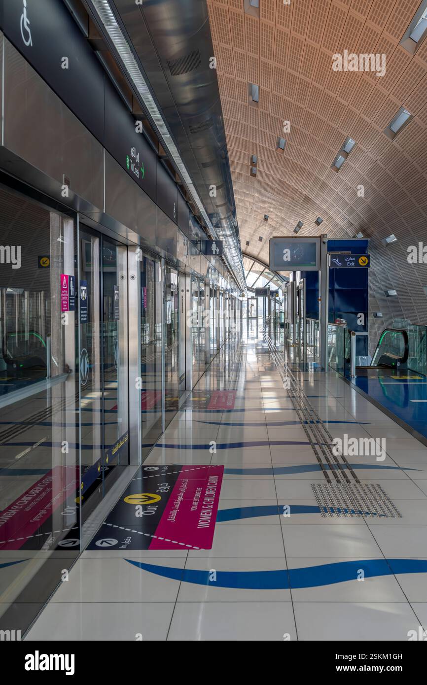 In der U-Bahn-Station Al Jadaf (auch Al Jaddaf) an der Green Line des U-Bahn-Netzes von Dubai. Bodenmarkierungen für Damen- und Kinderkabine. Stockfoto