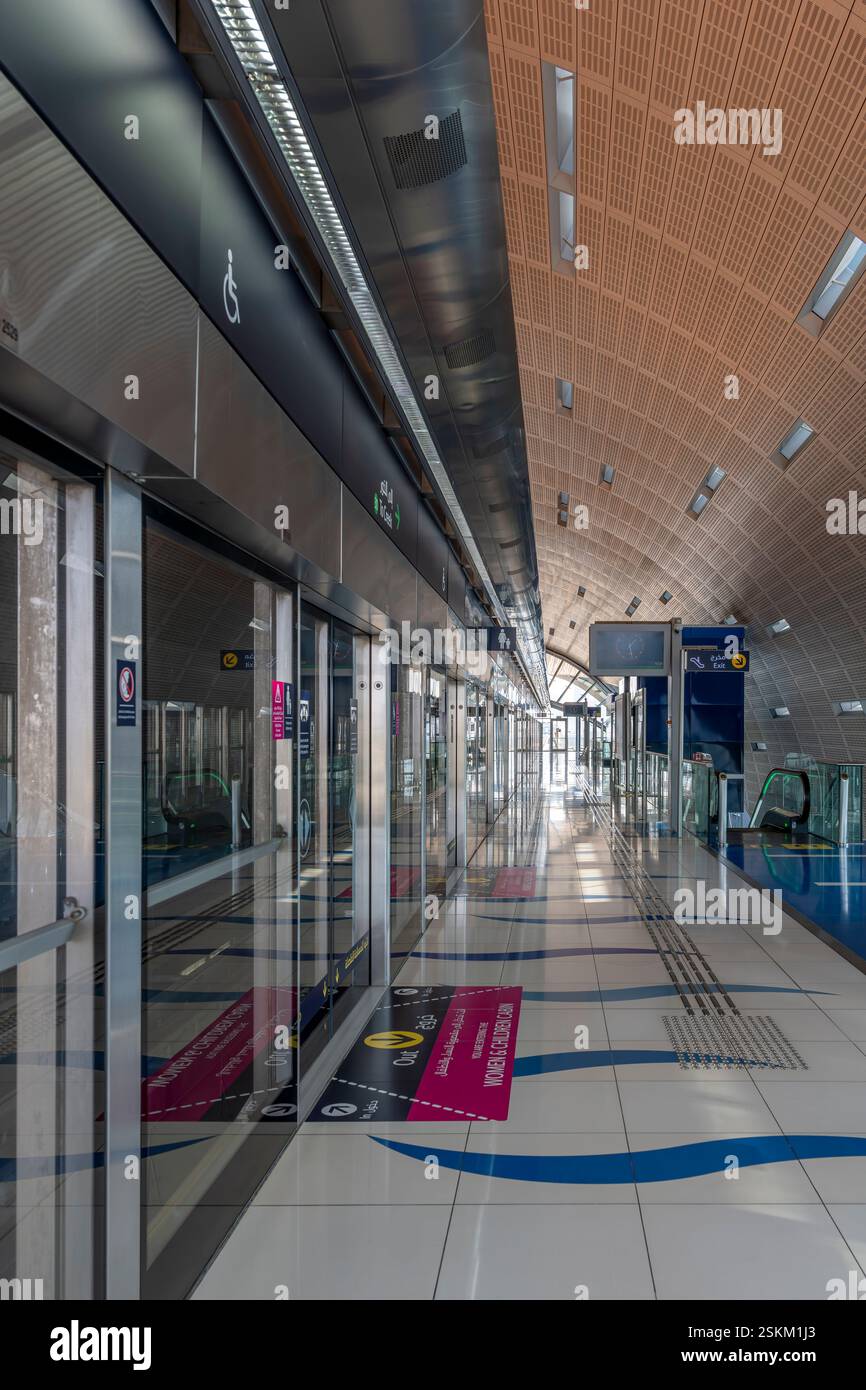 In der U-Bahn-Station Al Jadaf (auch Al Jaddaf) an der Green Line des U-Bahn-Netzes von Dubai. Bodenmarkierungen für Damen- und Kinderkabine. Stockfoto