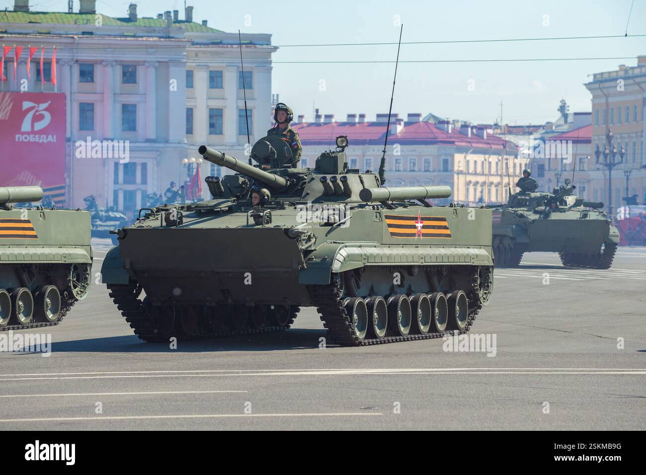 ST. PETERSBURG, RUSSLAND - 24. JUNI 2020: Russische BMP-3 (Infanterie-Kampffahrzeug) bei der Probe der Militärparade zu Ehren des Siegtages Stockfoto