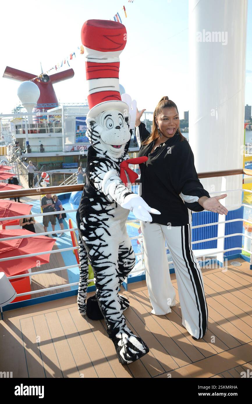 Dr. Seuss's Cat in the hat und Königin Latifah, die am 23. Mai 2018 in New York City an der Carnival Cruise Ship Naming Event teilnahmen Stockfoto