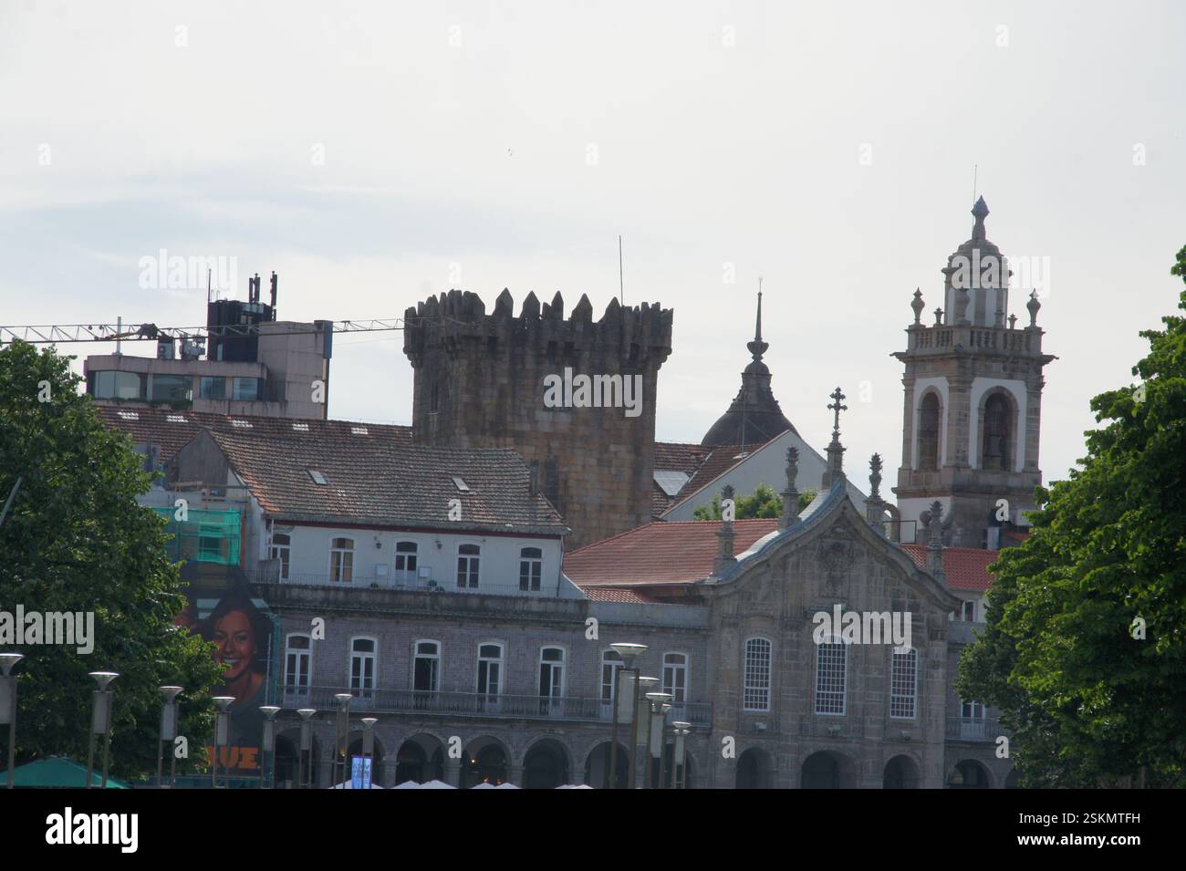 Braga, Portugal. Das faszinierende Stadtbild zeigt historische Gebäude mit komplexen Details. Eine harmonische Mischung aus architektonischem Stil Stockfoto