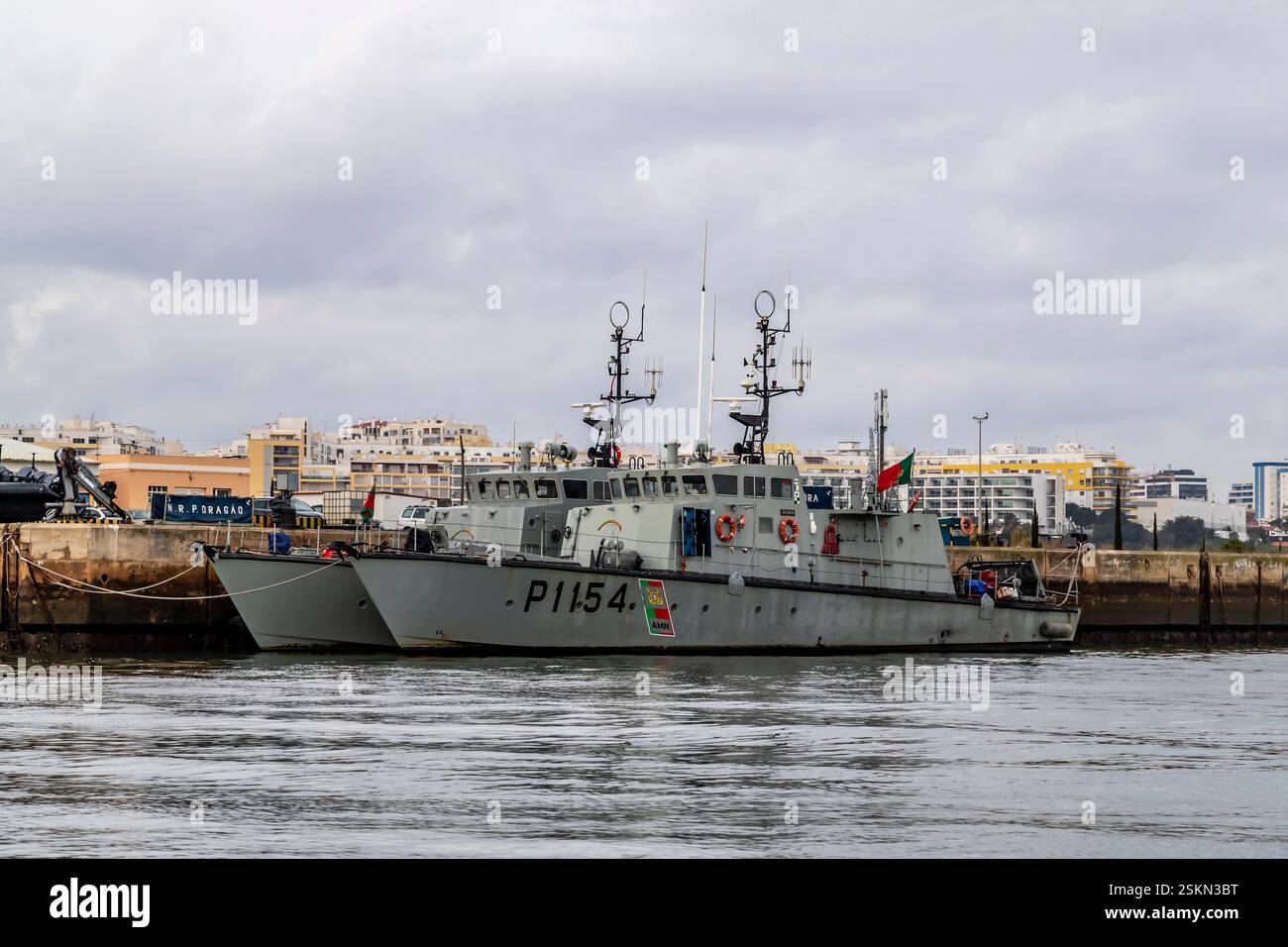 NRP Centauro, P1155, Patrouillenschiff der portugiesischen Marine, das im Hafen von Portimao, Portugal, gefangen ist. Stockfoto