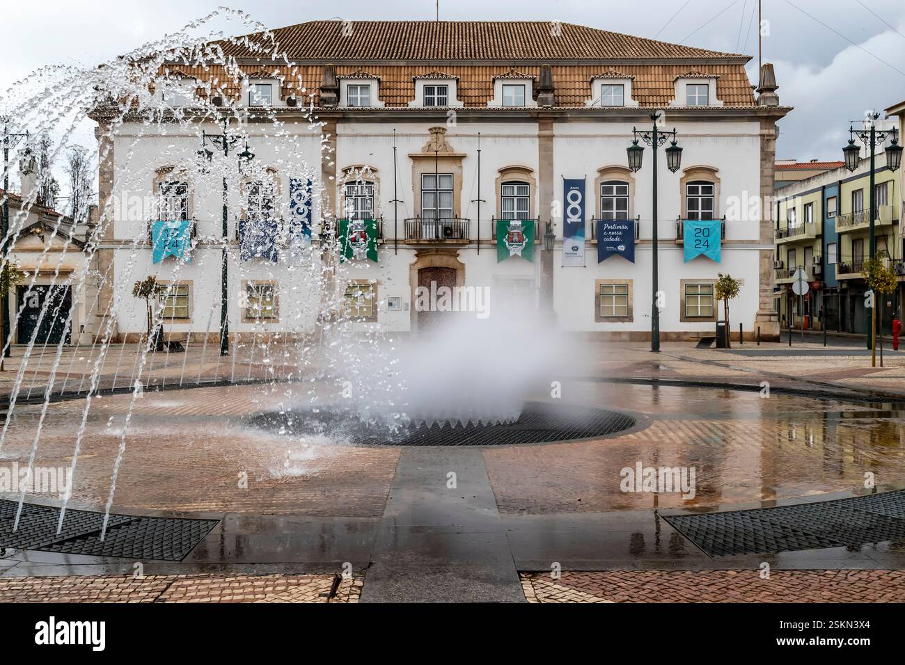 Câmara Municipal hinter dem Brunnen, Portimao, Portugal. Stockfoto