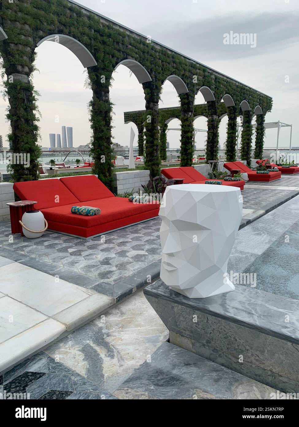 Sitzbereich im Freien im Raffles Hotel Katara Towers Stockfoto