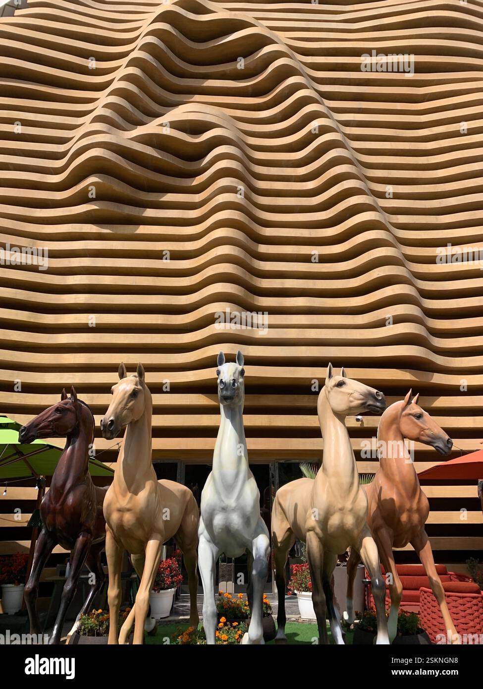 Hölzerne Pferdeskulptur im Turkmenistan Pavilion Dubai Expo Stockfoto
