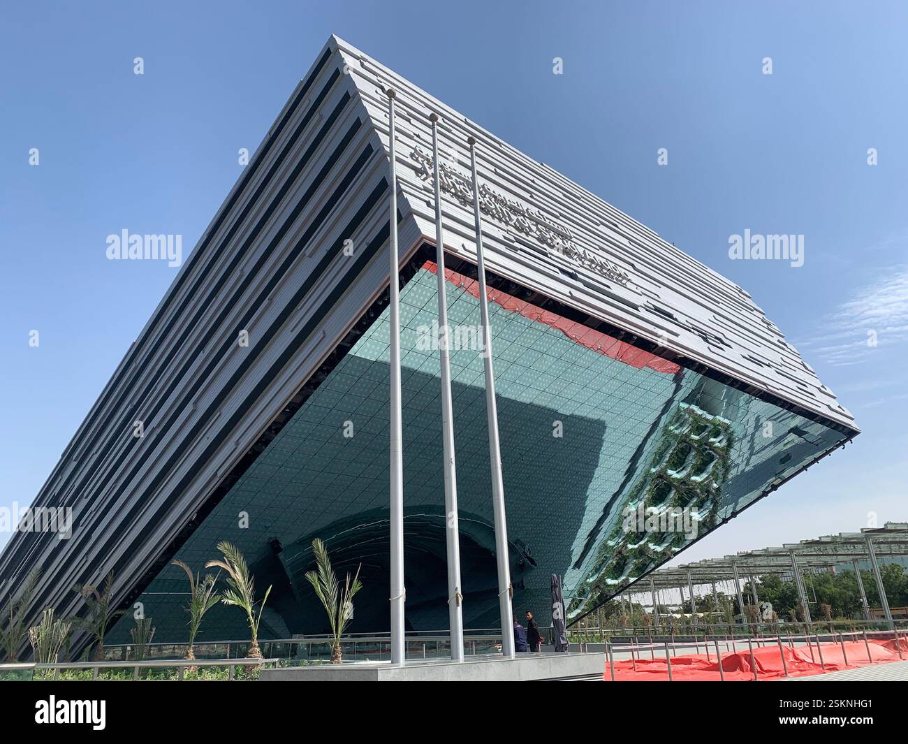Kippbares Kastengebäude mit reflektierender Unterseite auf der Dubai Expo City Stockfoto
