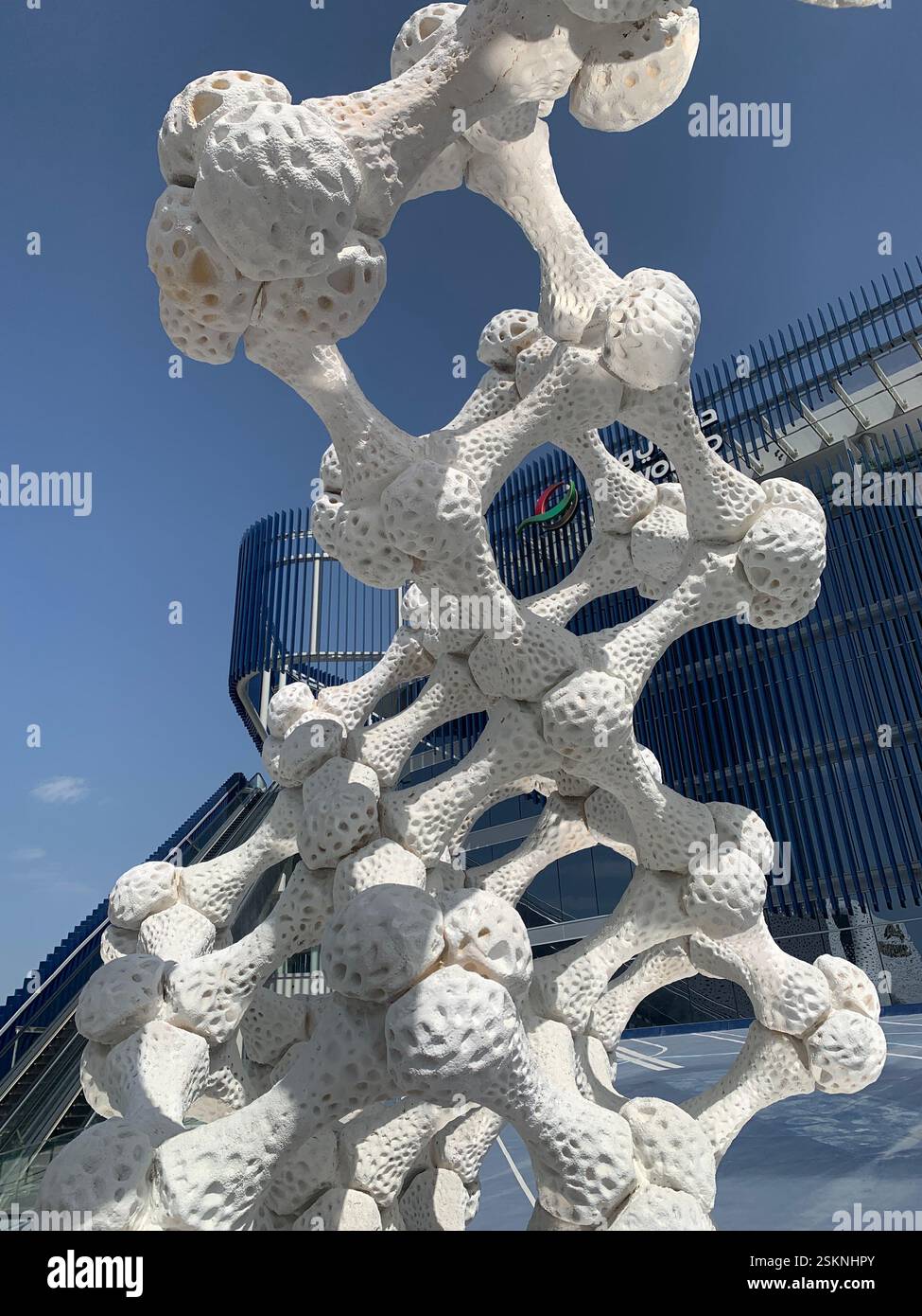 Große Knochenhelixskulptur auf der Dubai Expo City Stockfoto