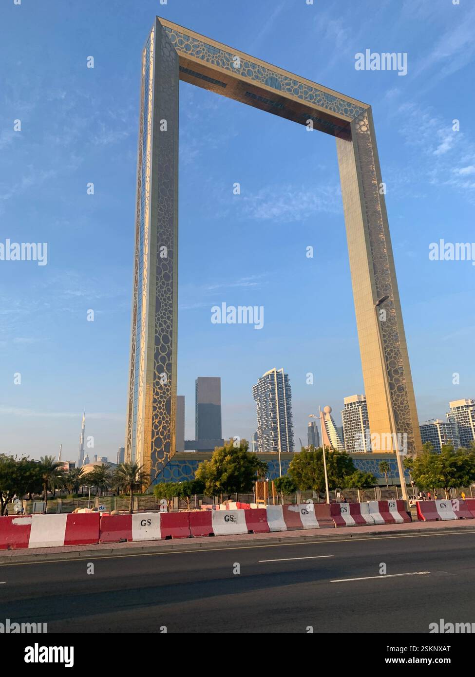 Dubai Frame Monument von der Autobahn aus gesehen Stockfoto
