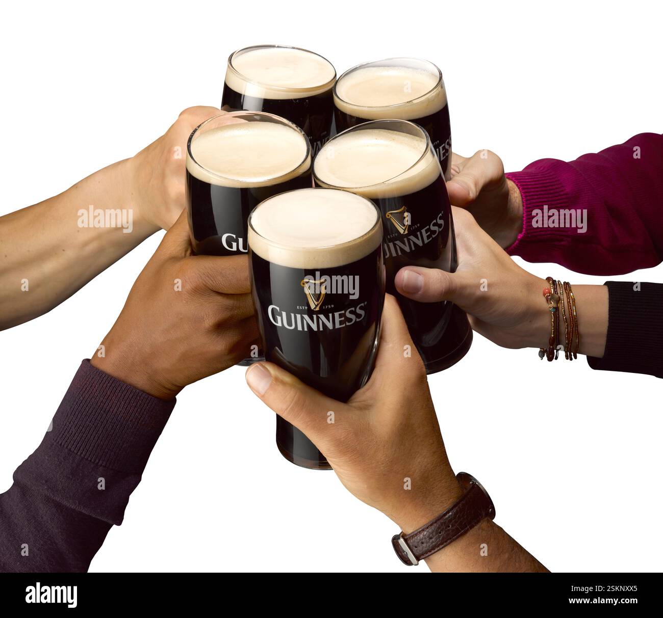 Fünf Leute feiern mit fünf Pints Guinness Stockfoto