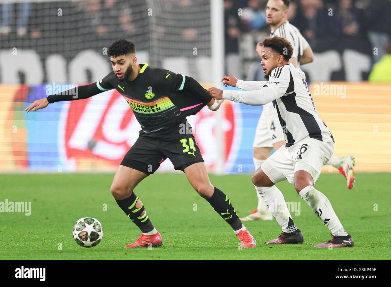 Turin, Italien. Februar 2025. Ismael Saibari von PSV Eindhoven (L) und Weston McKennie von Juventus (R) wurden während des UEFA Champions League-Spiels zwischen Juventus und PSV Eindhoven im Juventus-Stadion gesehen. Endpunktzahl: Juventus 2:1 PSV Eindhoven. Quelle: SOPA Images Limited/Alamy Live News Stockfoto