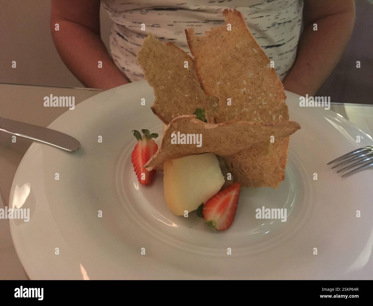 Ein Teller mit Gourmet-Käse, Crackern und Erdbeeren. Elegante, minimalistische Präsentation. Braga, Portugal. Ein Symbol für raffinierten Geschmack. Eine Momentaufnahme eines c Stockfoto