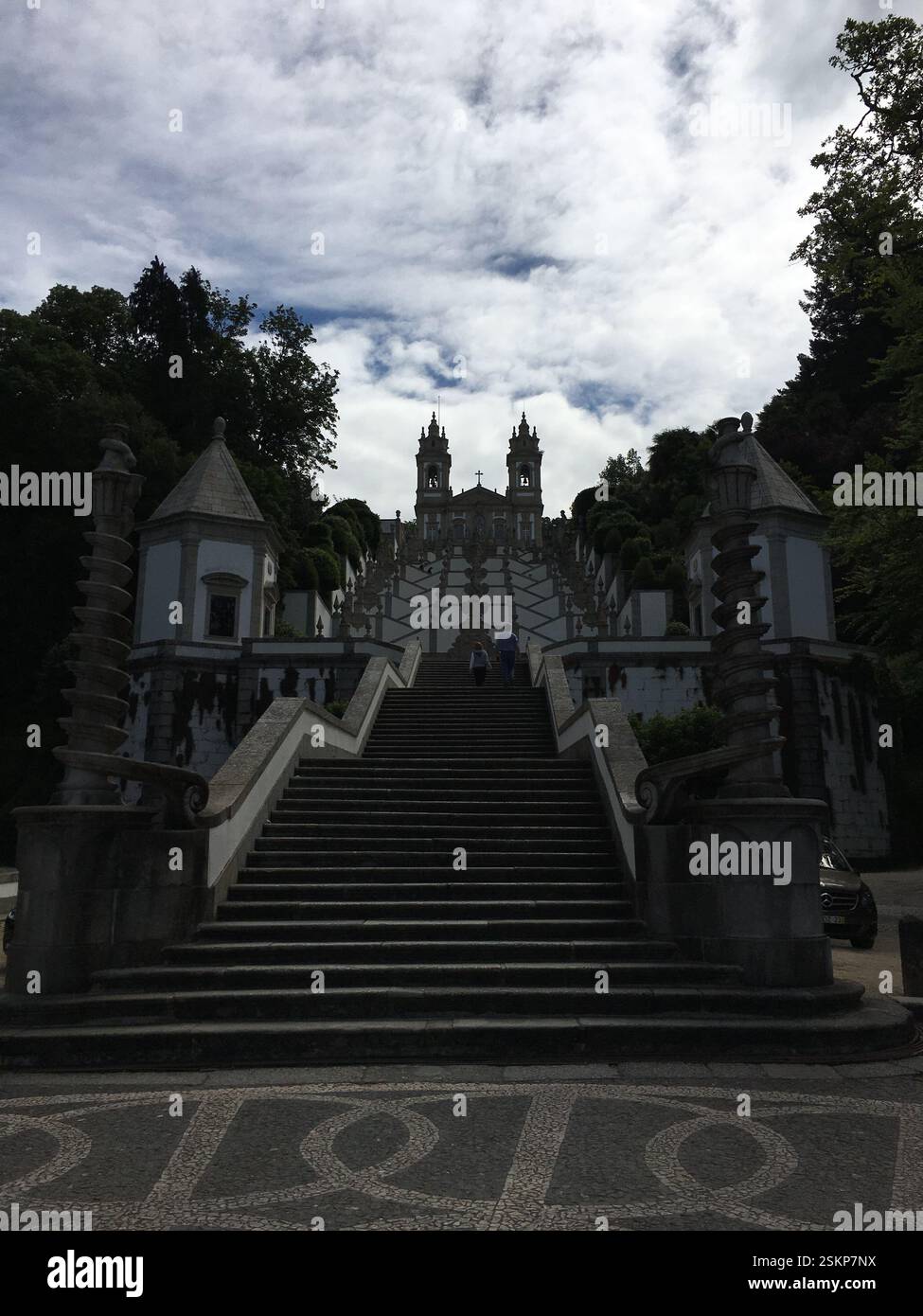 Treppe, die zu einer großen Kirche in Braga führt. Steintreppen flankiert von kunstvollen Säulen. Eine Reise zur spirituellen Erleuchtung, ein Symbol des Glaubens und Stockfoto