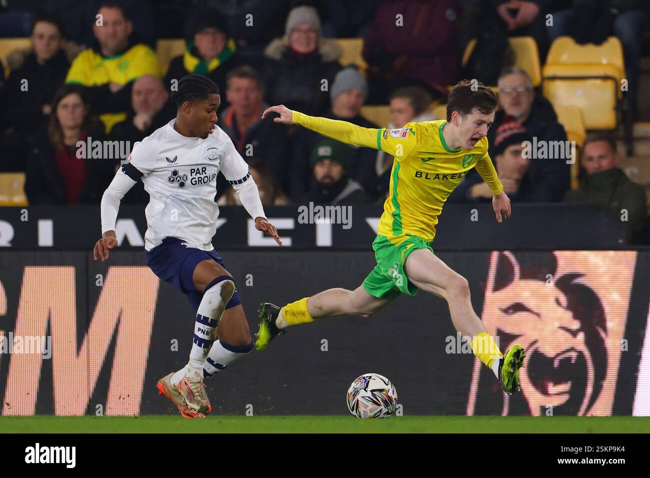 Kellen Fisher aus Norwich City und Jayden Meghoma aus Preston North End - Norwich City gegen Preston North End, Sky Bet Championship, Carrow Road, Norwich, Großbritannien - 11. Februar 2025 nur redaktionelle Verwendung - es gelten Einschränkungen von DataCo Stockfoto