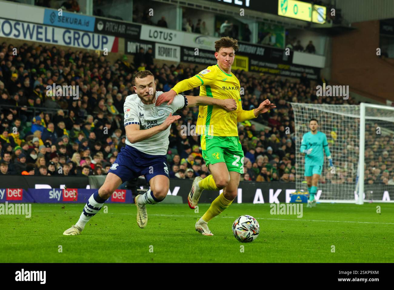 Oscar Schwartau aus Norwich City und Jayden Meghoma aus Preston North End - Norwich City V Preston North End, Sky Bet Championship, Carrow Road, Norwich, Großbritannien - 11. Februar 2025 nur redaktionelle Verwendung - es gelten Einschränkungen von DataCo Stockfoto