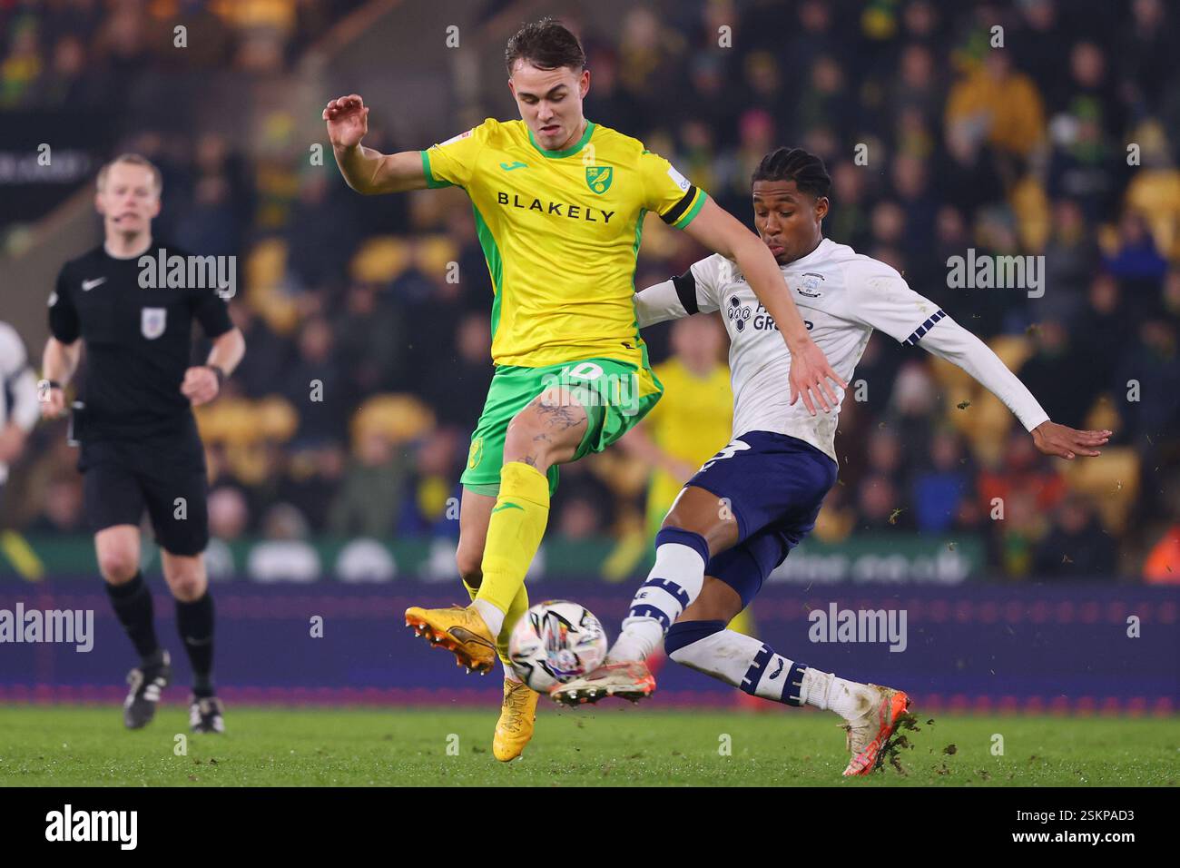 Matej Jurasek aus Norwich City und Jayden Meghoma aus Preston North End - Norwich City / Preston North End, Sky Bet Championship, Carrow Road, Norwich, Großbritannien - 11. Februar 2025 nur redaktionelle Verwendung - es gelten Einschränkungen von DataCo Stockfoto