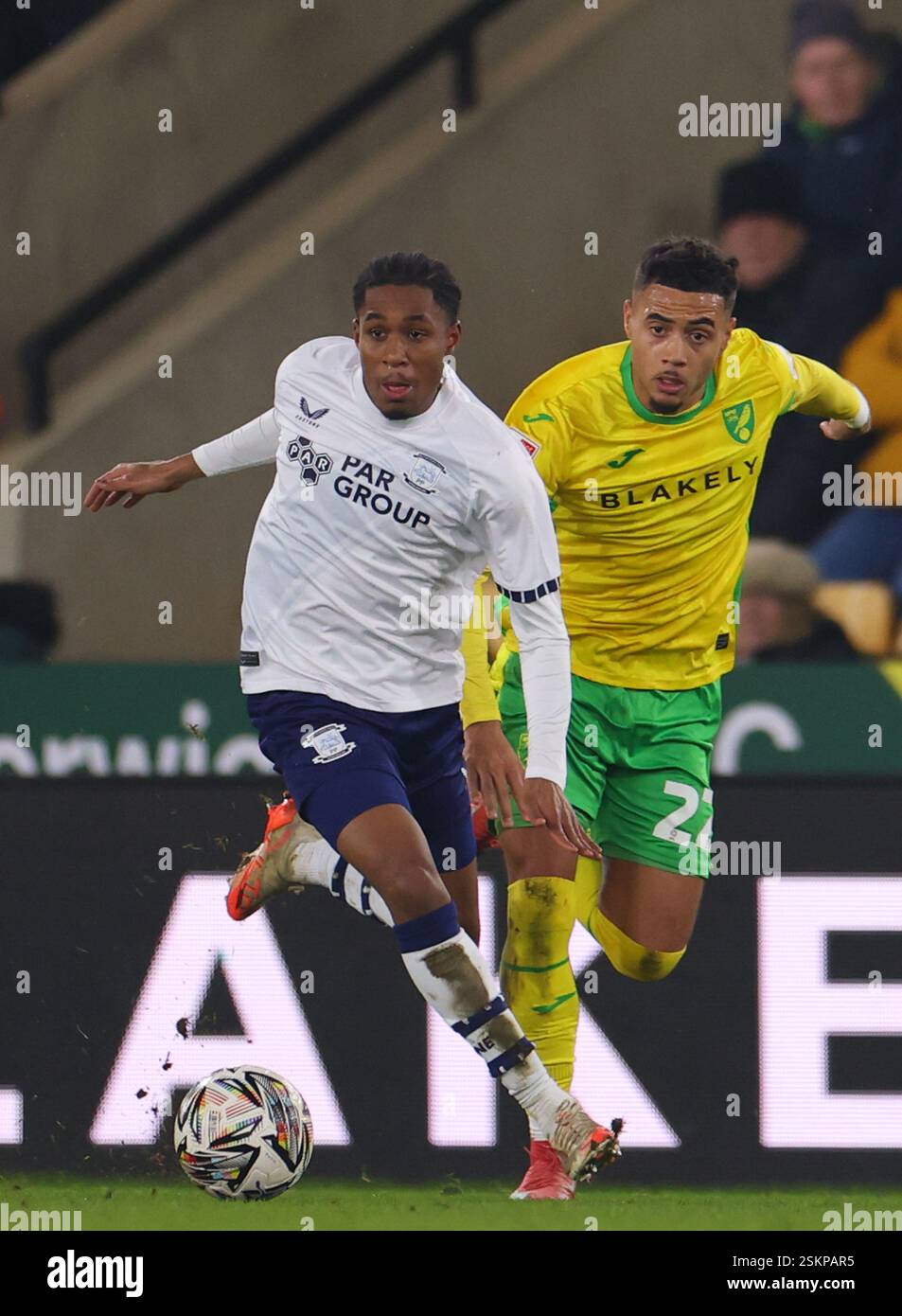 Jayden Meghoma aus Preston North End und Lewis Dobbin aus Norwich City - Norwich City V Preston North End, Sky Bet Championship, Carrow Road, Norwich, Großbritannien - 11. Februar 2025 nur redaktionelle Verwendung - es gelten Einschränkungen von DataCo Stockfoto