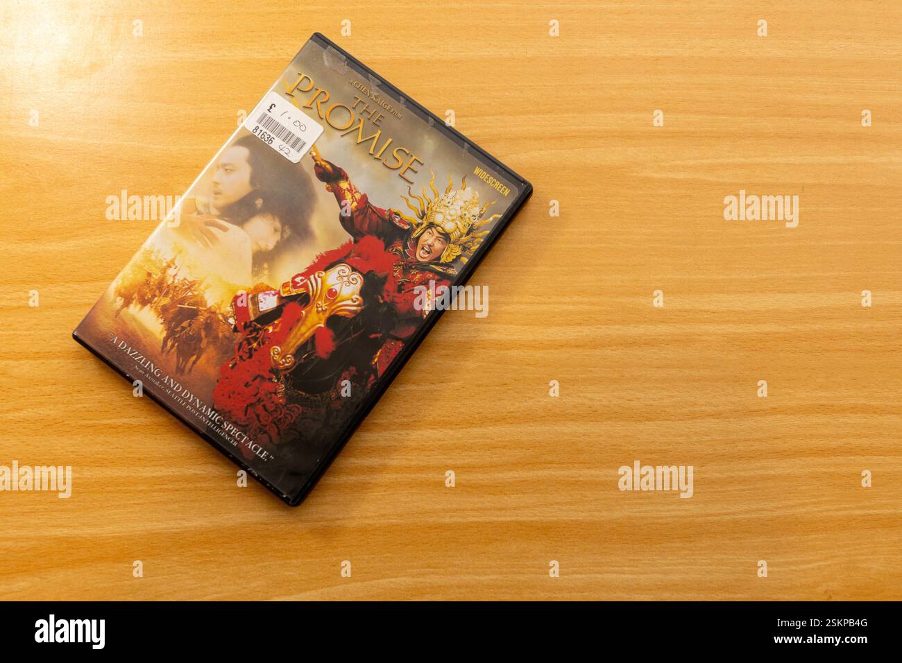 Ken Chaiges chinesisches Fantasy-Epos „The Promise“ aus dem Jahr 2005 mit Jang Dong-Gun und Hiroyuki Sanada auf einer DVD mit farbenfroher Cover. Stockfoto