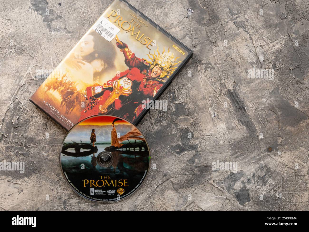 Ken Chaiges chinesisches Fantasy-Epos „The Promise“ aus dem Jahr 2005 mit Jang Dong-Gun und Hiroyuki Sanada auf einer DVD mit farbenfroher Cover. Stockfoto