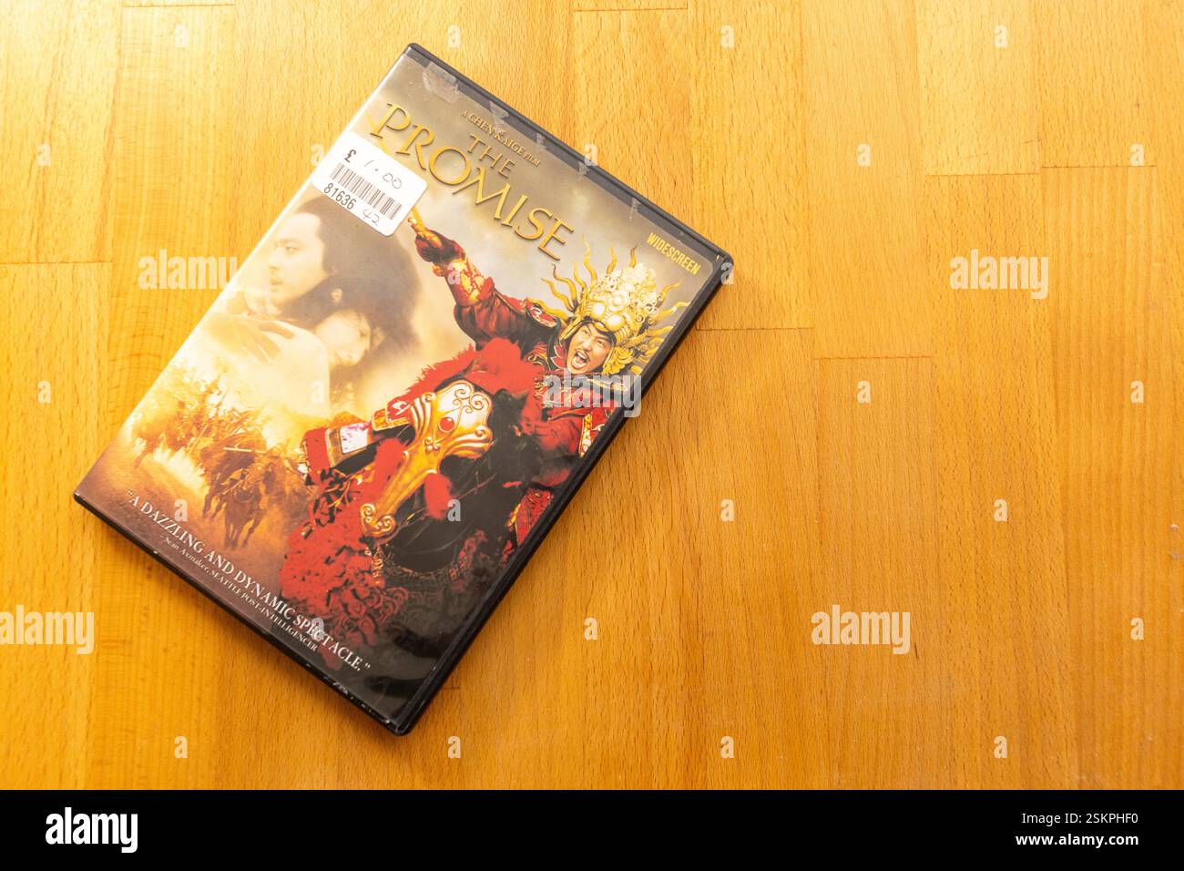 Ken Chaiges chinesisches Fantasy-Epos „The Promise“ aus dem Jahr 2005 mit Jang Dong-Gun und Hiroyuki Sanada auf einer DVD mit farbenfroher Cover. Stockfoto