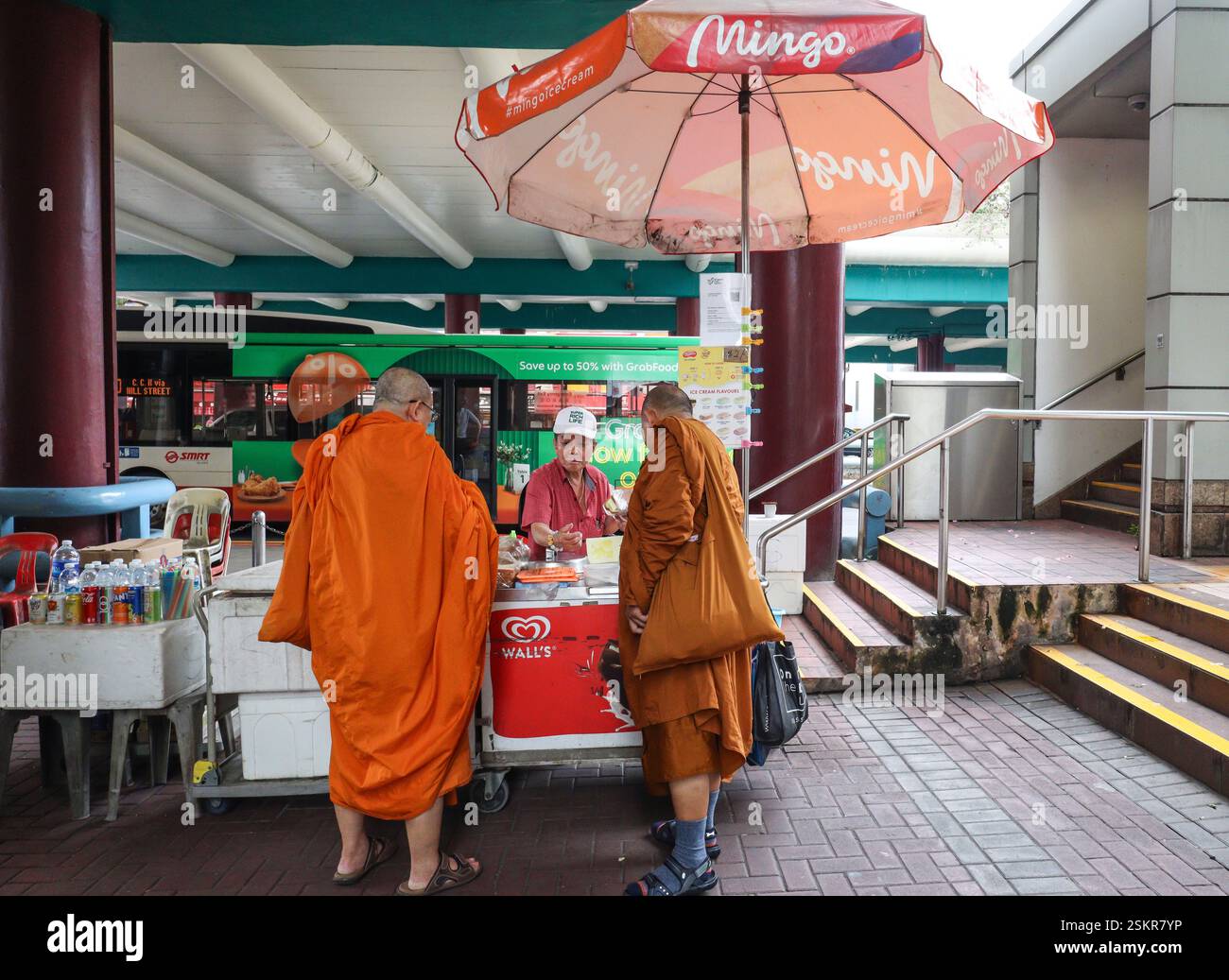 Mönche kaufen ein Eis-Sandwich in Chinatown, Singapur Stockfoto