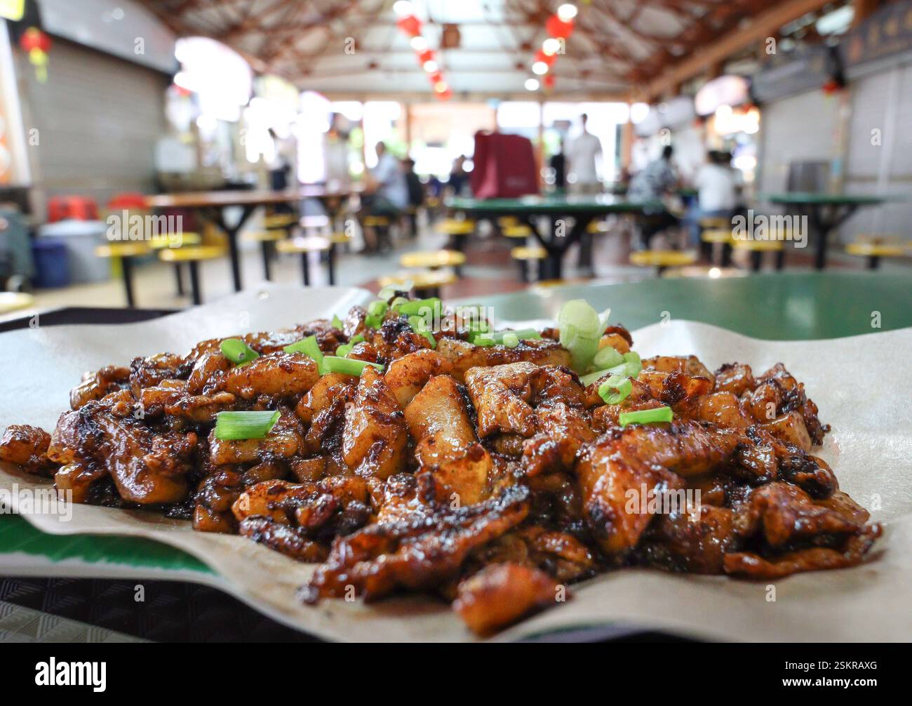 Singapore Street Food, Chai Tow kway, auch bekannt als Karottenkuchen, Maxwell Food Court, Chinatown, Singapur. Stockfoto