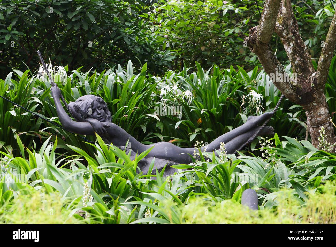 Lady on a Hammock Skulptur des Künstlers Sydney Harpley im Botanischen Garten von Singapur. Stockfoto