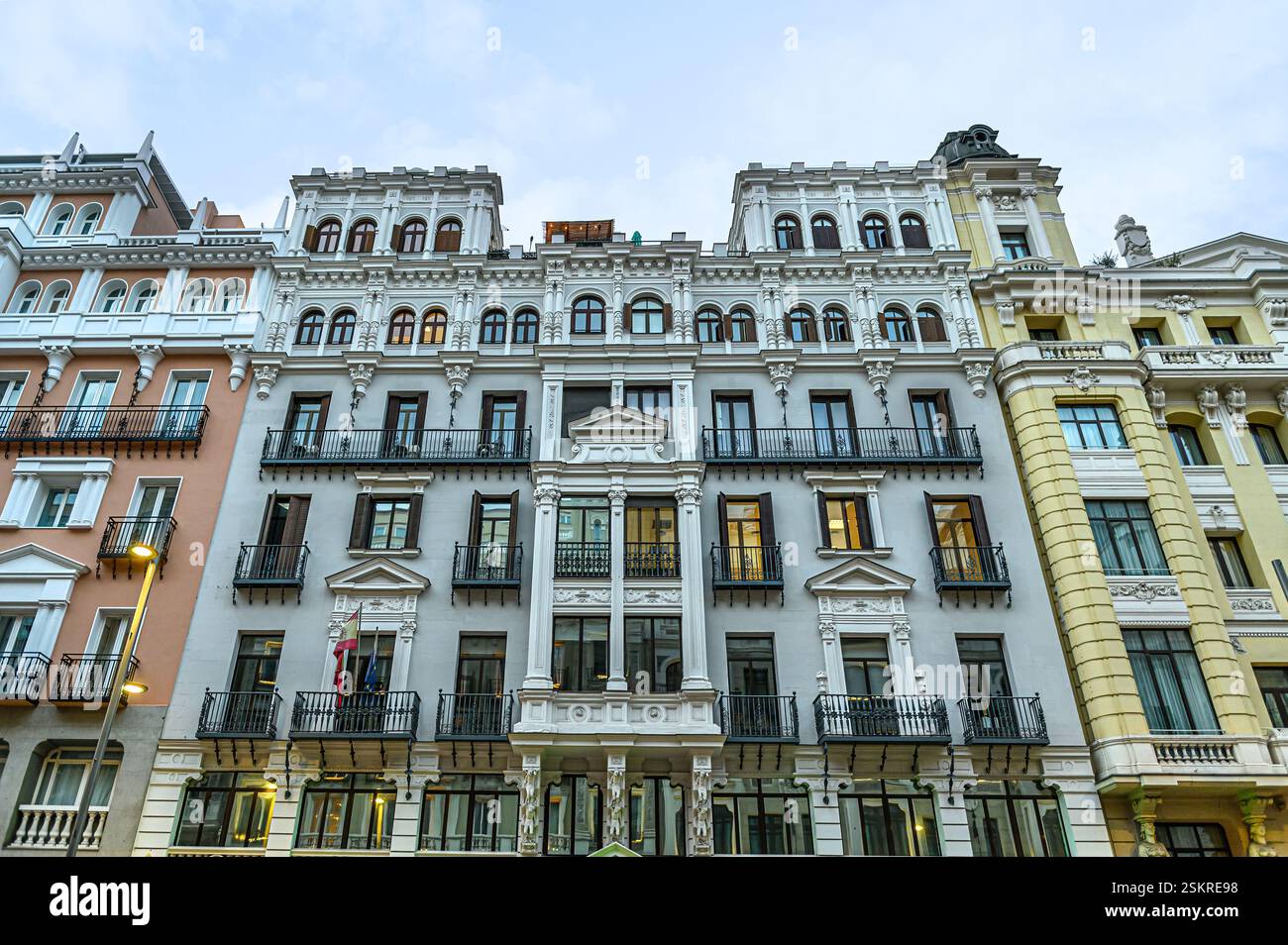 Alte Fassade eines Apartmenthauses in Gran Via. Madrid, Spanien Stockfoto