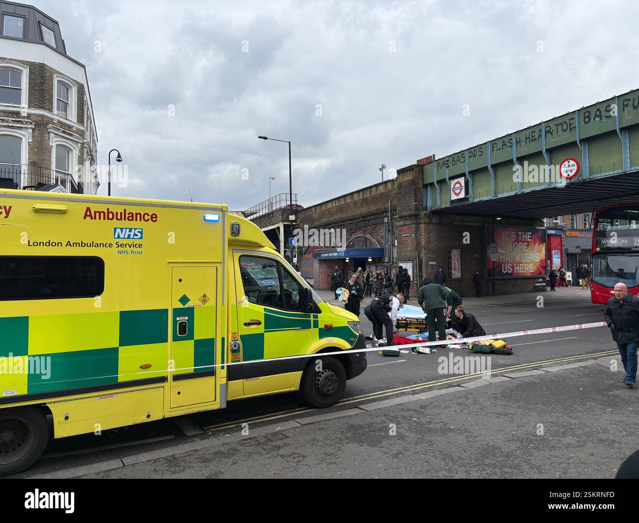 LONDON, 12. FEBRUAR 2025: Polizei und Krankenwagen am Tatort eines Messerstichs vor der Goldhawk Road U-Bahnstation in W12, Shepherds Bush. Stockfoto