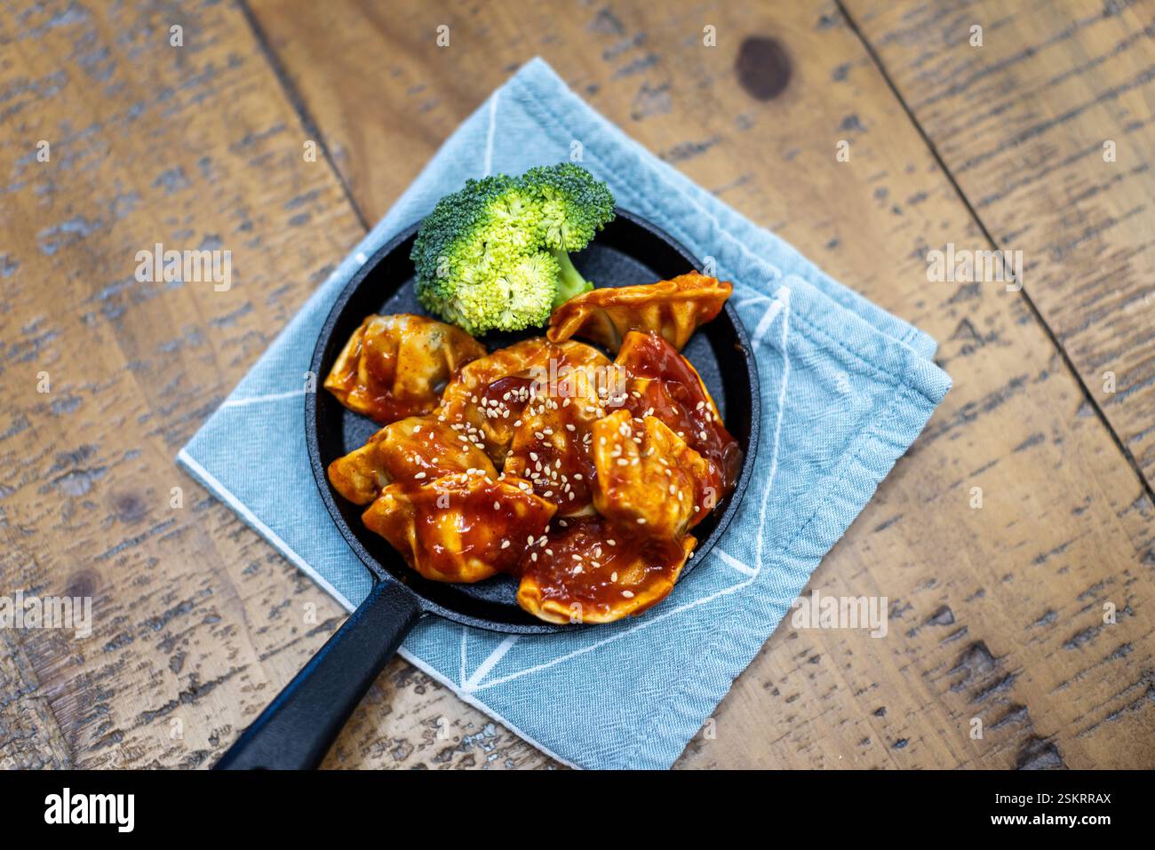 Teller mit Brokkoli an der Seite. Der Brokkoli ist auf einer Serviette. Stockfoto