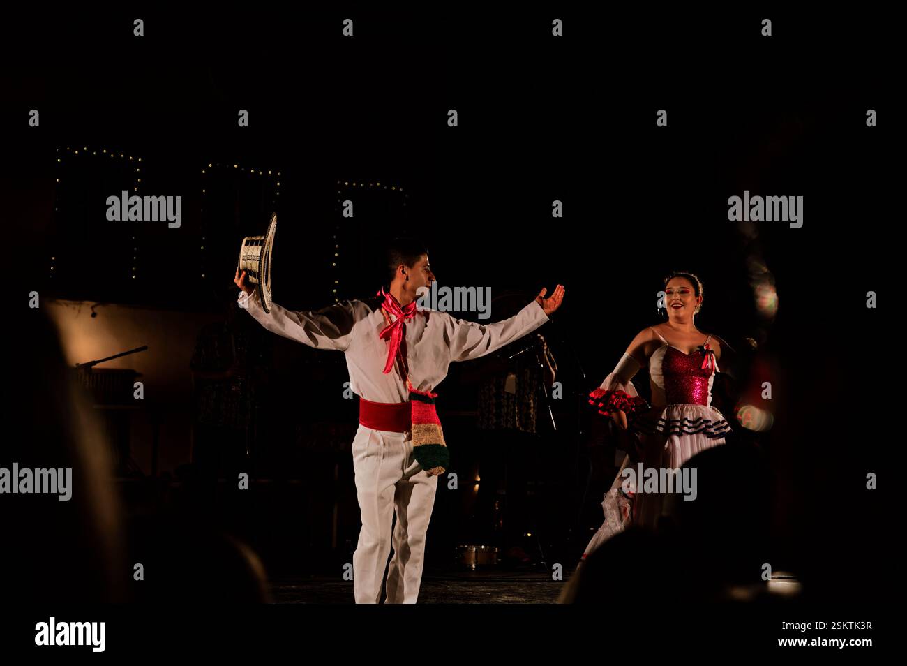 Faszinierende lateinische Rhythmen erstrahlen die Festas Gualterianas Stockfoto