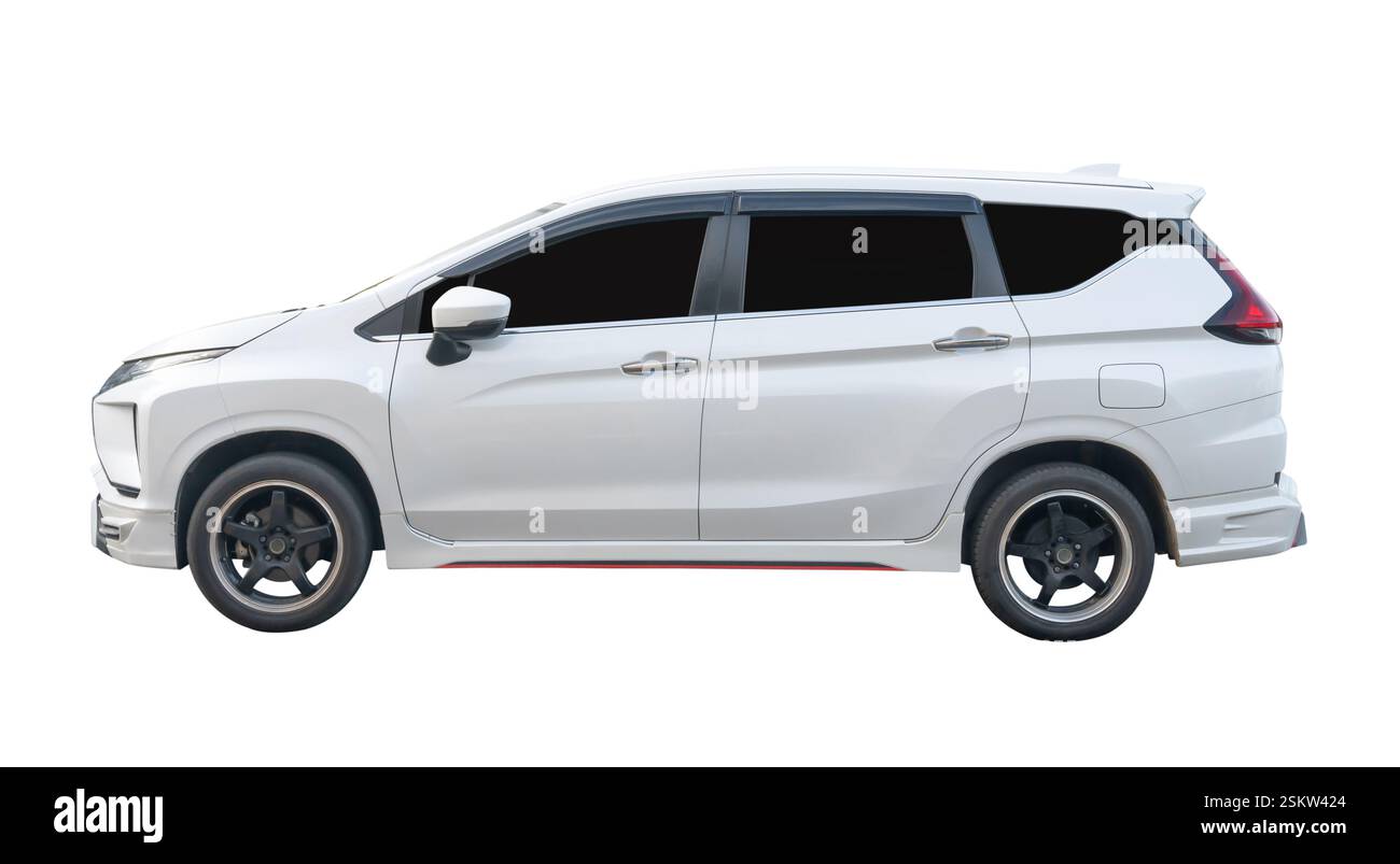 Seitenansicht des weißen mittelgroßen Sportfließheckwagens ist auf weißem Hintergrund mit Beschneidungspfad isoliert. Stockfoto