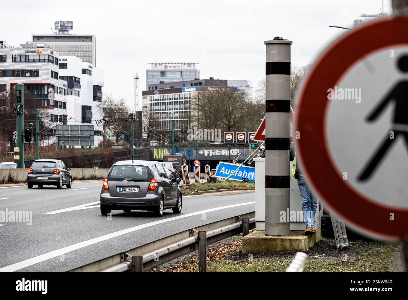 Im Rahmen der Luftreinhalteplanung wurde durch die Bezirksregierung Düsseldorf im Jahr 2023 auf der A40 im Bereich zwischen den Anschlussstellen Essen-Zentrum und -Frohnhausen beidseitig eine Höchstgeschwindigkeitsbegrenzung von zeitweise 60 km/h angeordnet. Mit dieser Maßnahme sollte die schnellstmögliche Einhaltung der Luftqualitätsgrenzwerte gewährleistet werden. Vor diesem Hintergrund wurde die Stadt Essen nun von der Bezirksregierung aufgefordert, die festgelegte Höchstgeschwindigkeit zu überwachen. Die Kontrolle findet mit einer Geschwindigkeitsüberwachungsanlage statt und wird durch hin Stockfoto