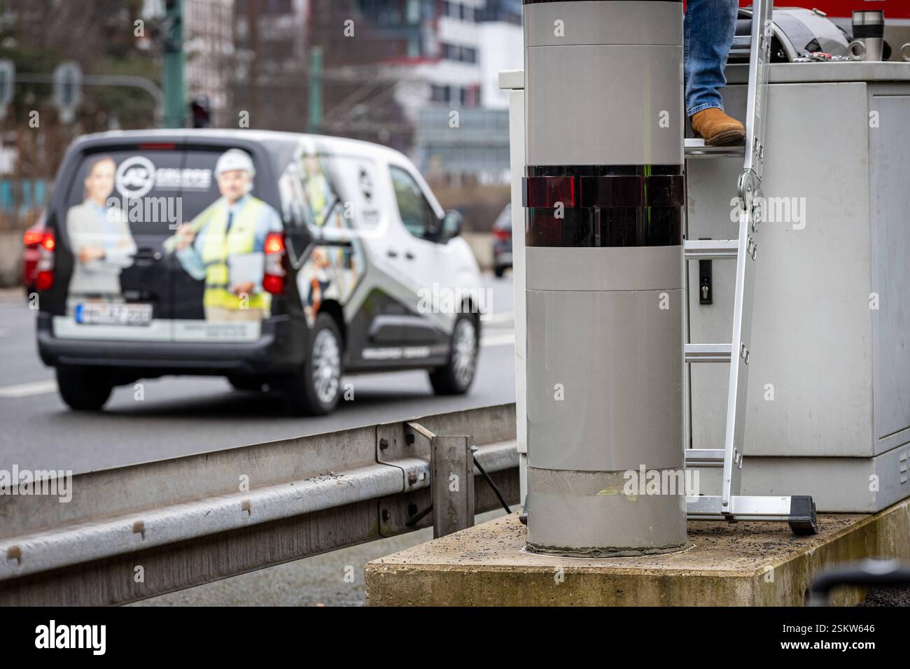 Im Rahmen der Luftreinhalteplanung wurde durch die Bezirksregierung Düsseldorf im Jahr 2023 auf der A40 im Bereich zwischen den Anschlussstellen Essen-Zentrum und -Frohnhausen beidseitig eine Höchstgeschwindigkeitsbegrenzung von zeitweise 60 km/h angeordnet. Mit dieser Maßnahme sollte die schnellstmögliche Einhaltung der Luftqualitätsgrenzwerte gewährleistet werden. Vor diesem Hintergrund wurde die Stadt Essen nun von der Bezirksregierung aufgefordert, die festgelegte Höchstgeschwindigkeit zu überwachen. Die Kontrolle findet mit einer Geschwindigkeitsüberwachungsanlage statt und wird durch hin Stockfoto