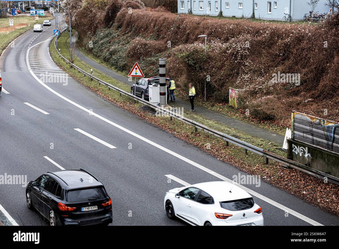 Im Rahmen der Luftreinhalteplanung wurde durch die Bezirksregierung Düsseldorf im Jahr 2023 auf der A40 im Bereich zwischen den Anschlussstellen Essen-Zentrum und -Frohnhausen beidseitig eine Höchstgeschwindigkeitsbegrenzung von zeitweise 60 km/h angeordnet. Mit dieser Maßnahme sollte die schnellstmögliche Einhaltung der Luftqualitätsgrenzwerte gewährleistet werden. Vor diesem Hintergrund wurde die Stadt Essen nun von der Bezirksregierung aufgefordert, die festgelegte Höchstgeschwindigkeit zu überwachen. Die Kontrolle findet mit einer Geschwindigkeitsüberwachungsanlage statt und wird durch hin Stockfoto