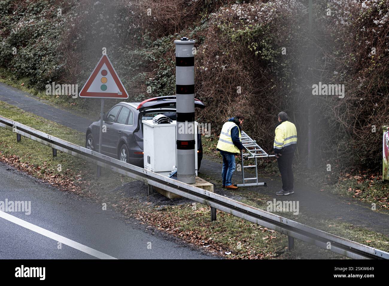 Im Rahmen der Luftreinhalteplanung wurde durch die Bezirksregierung Düsseldorf im Jahr 2023 auf der A40 im Bereich zwischen den Anschlussstellen Essen-Zentrum und -Frohnhausen beidseitig eine Höchstgeschwindigkeitsbegrenzung von zeitweise 60 km/h angeordnet. Mit dieser Maßnahme sollte die schnellstmögliche Einhaltung der Luftqualitätsgrenzwerte gewährleistet werden. Vor diesem Hintergrund wurde die Stadt Essen nun von der Bezirksregierung aufgefordert, die festgelegte Höchstgeschwindigkeit zu überwachen. Die Kontrolle findet mit einer Geschwindigkeitsüberwachungsanlage statt und wird durch hin Stockfoto