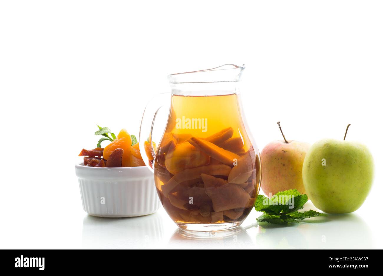 Hausgemachtes Vitaminkompott mit Minze, isoliert auf weißem Hintergrund. Stockfoto