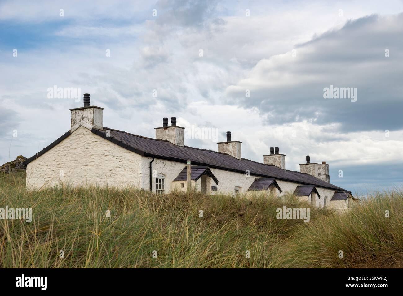 Die Cottages des Piloten auf Llanddwyn Island in Anglesey, Nordwales. Stockfoto