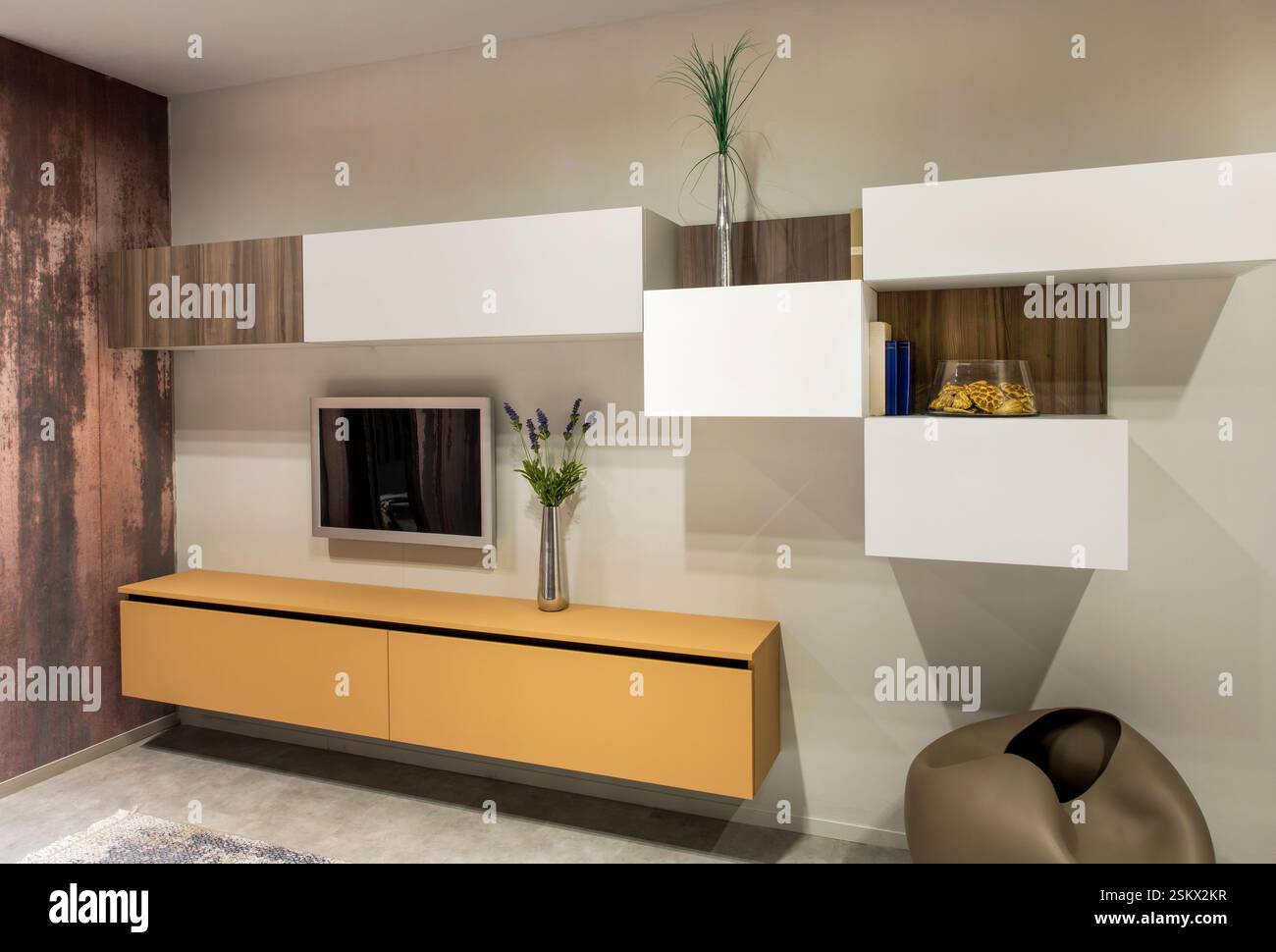 Stilvolle und moderne Wohnzimmereinrichtung mit Wandablagen, fernseher und minimalistischer Einrichtung Stockfoto