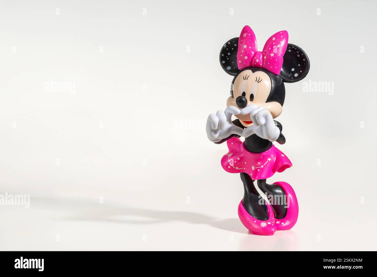 Minnie Maus Plastik Figur macht Herzform mit ihren Händen, Liebeskonzept Stockfoto