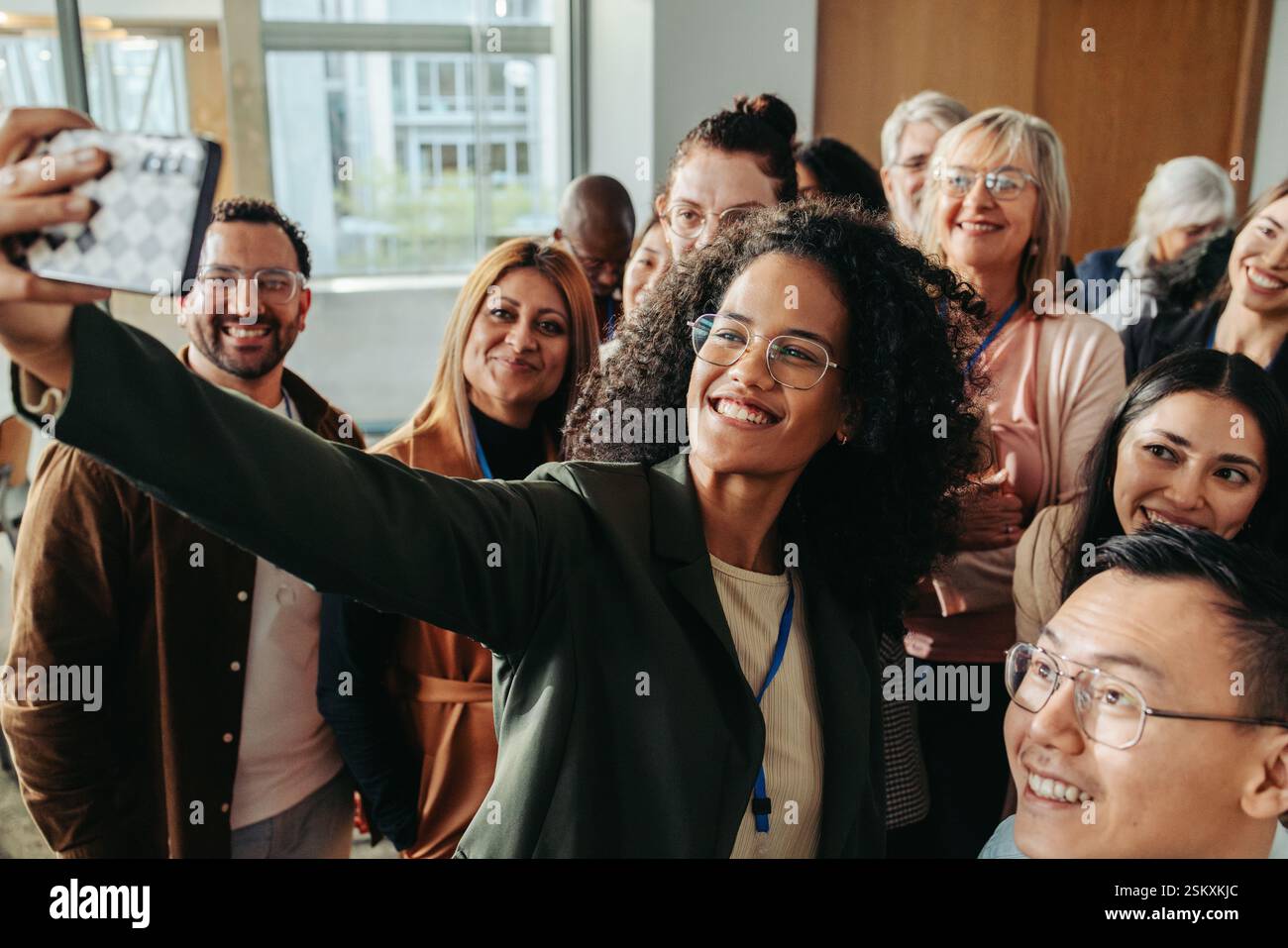 Eine vielfältige Gruppe lächelnder Menschen macht ein Selfie bei einem Seminar, um einen glücklichen und fröhlichen Moment zusammen festzuhalten. Stockfoto