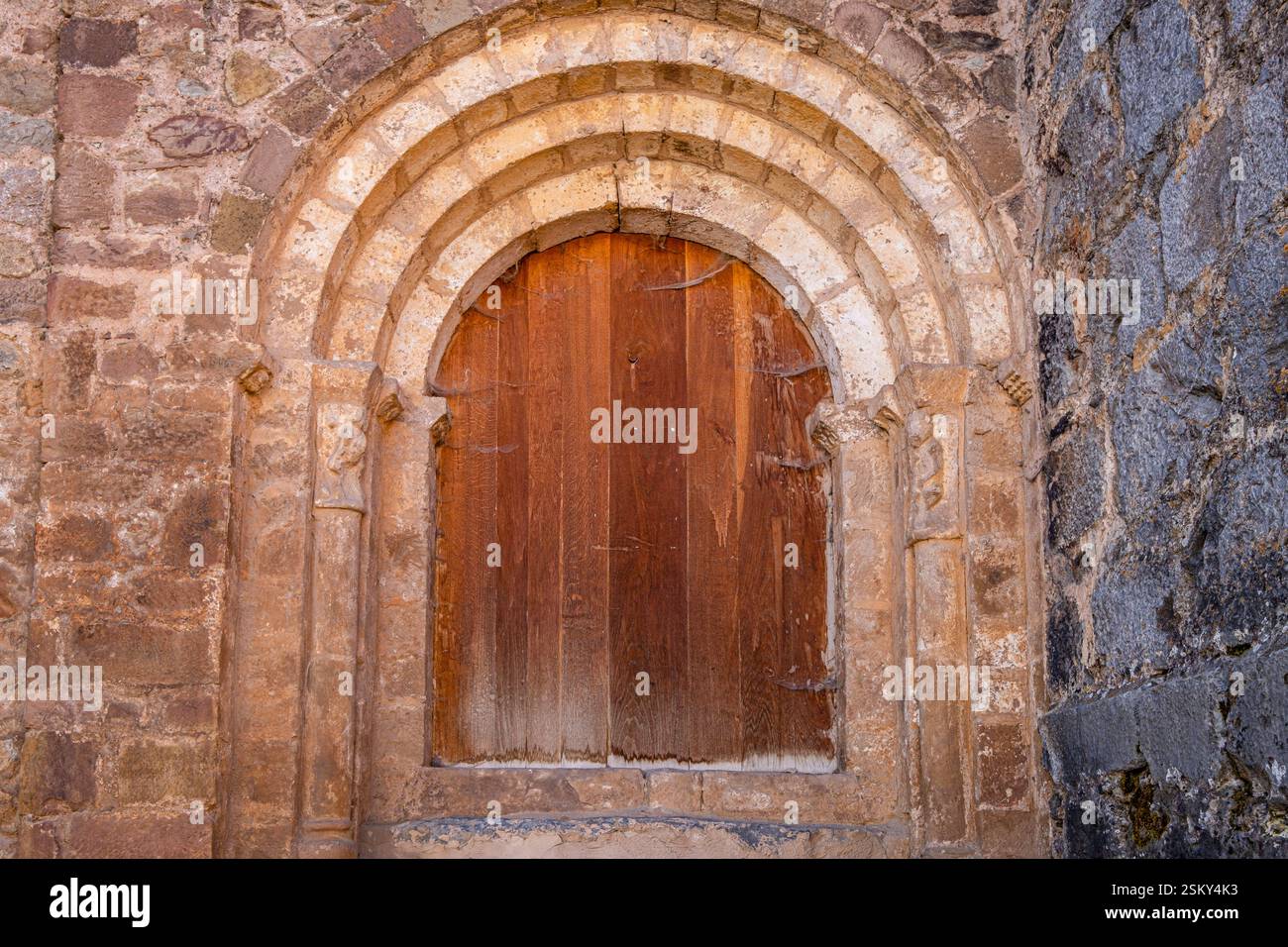 Romanisches Tor der Westmauer, Kirche San Miguel, 16. Jahrhundert, Ortigosa de Cameros, La Rioja, Spanien Stockfoto