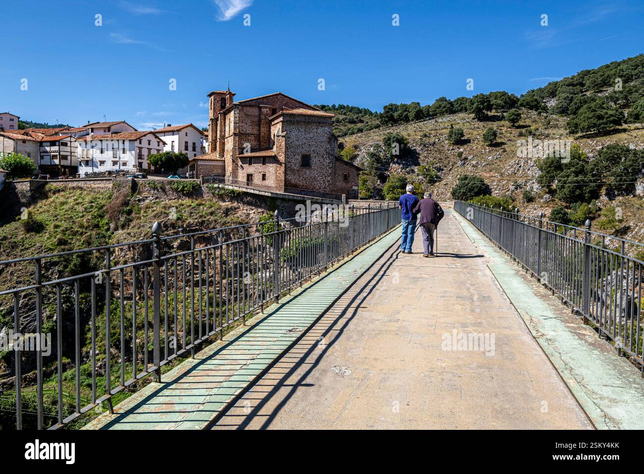 Betonbrücke über den Fluss Albercos, erbaut 1923, Ortigosa de Cameros, La Rioja, Spanien Stockfoto