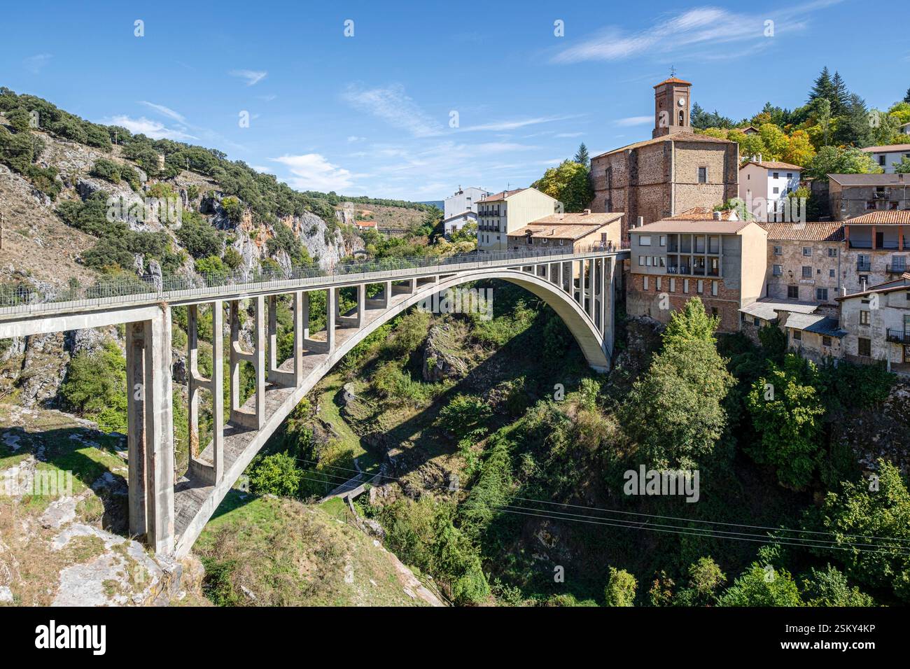 Betonbrücke über den Fluss Albercos, erbaut 1923, Ortigosa de Cameros, La Rioja, Spanien Stockfoto