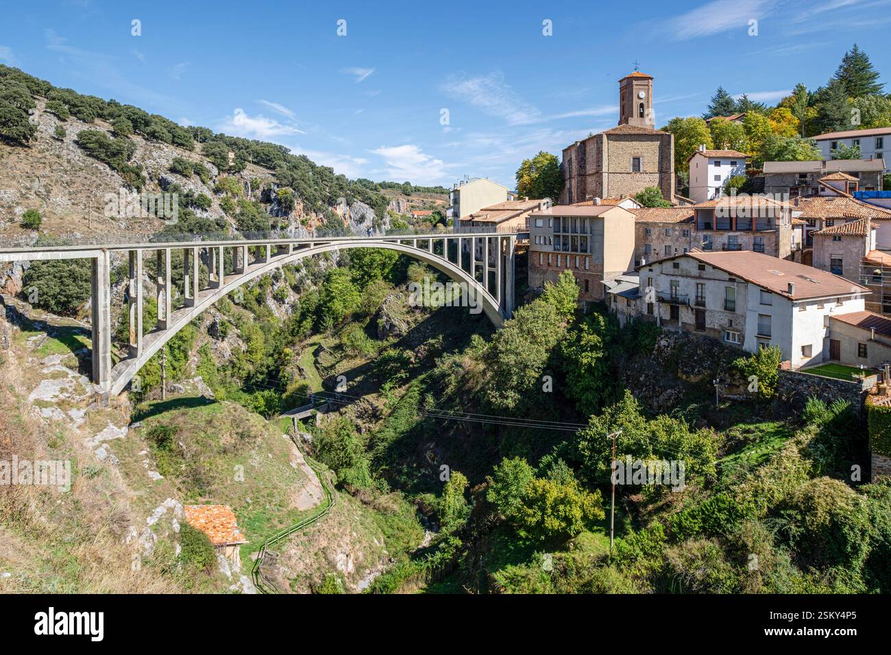 Betonbrücke über den Fluss Albercos, erbaut 1923, Ortigosa de Cameros, La Rioja, Spanien Stockfoto