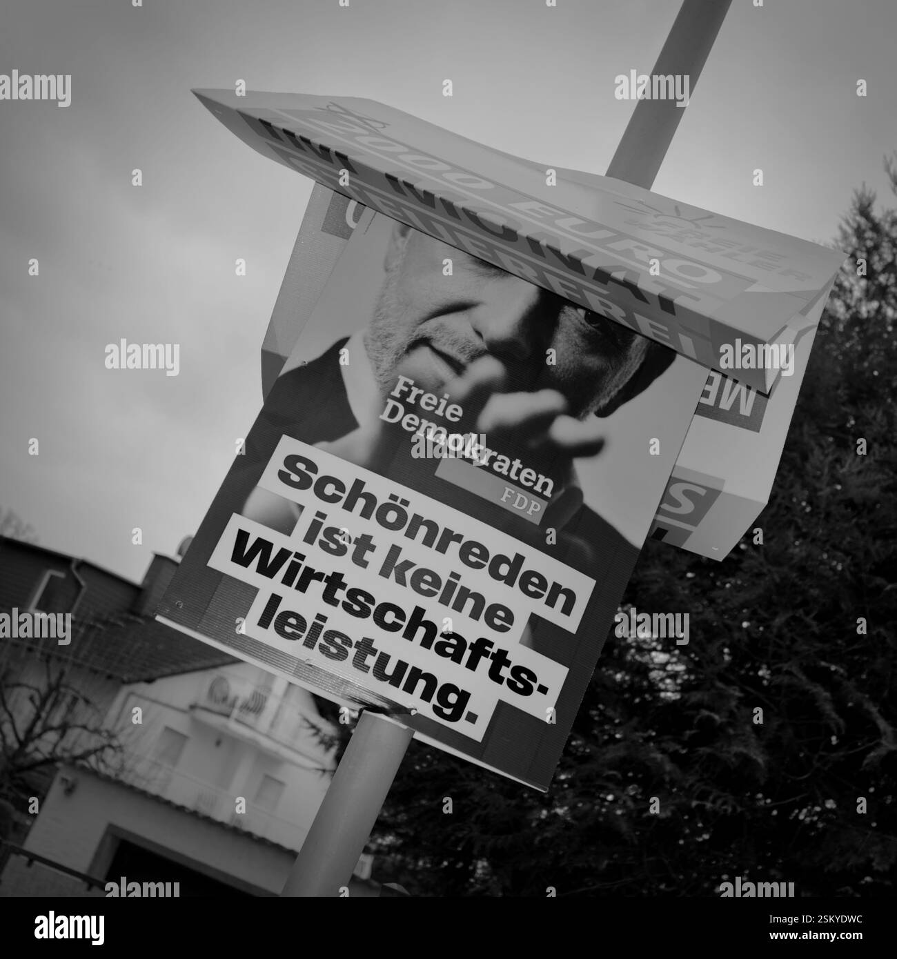 Ein Wahlplakat der Freien Demokratischen Partei (FDP) mit dem ehemaligen Finanzminister Christian Lindner an einem Laternenpfosten ist zusammengefaltet und hängt schief Stockfoto