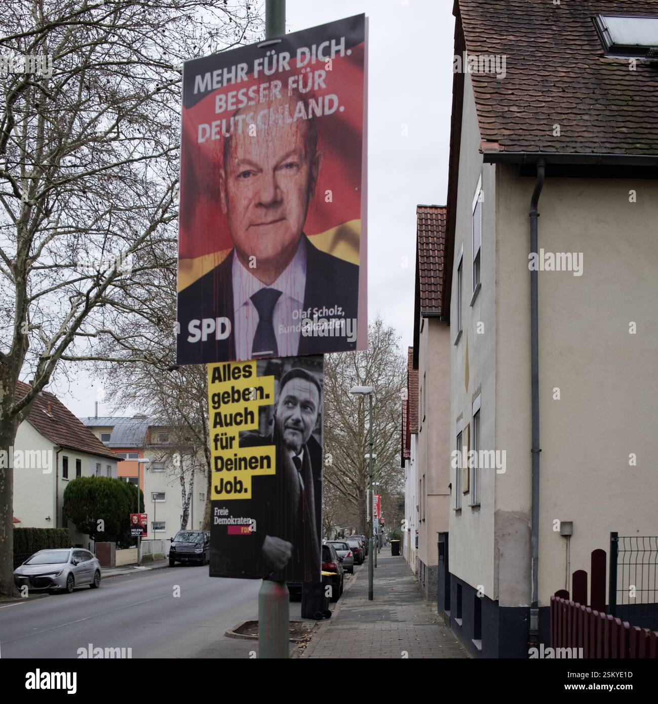 Verschmierte Wahlplakate der Sozialdemokratischen Partei (Olaf Scholz) und der Freien Demokratischen Partei, Bundestagswahlkampf, Deutschland 2025 Stockfoto